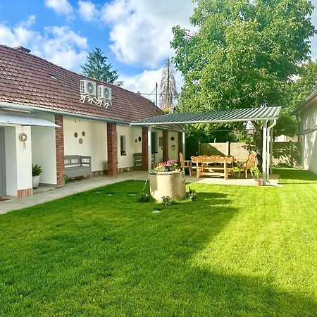 Tuenderkert Apartman Gyula Exteriér fotografie