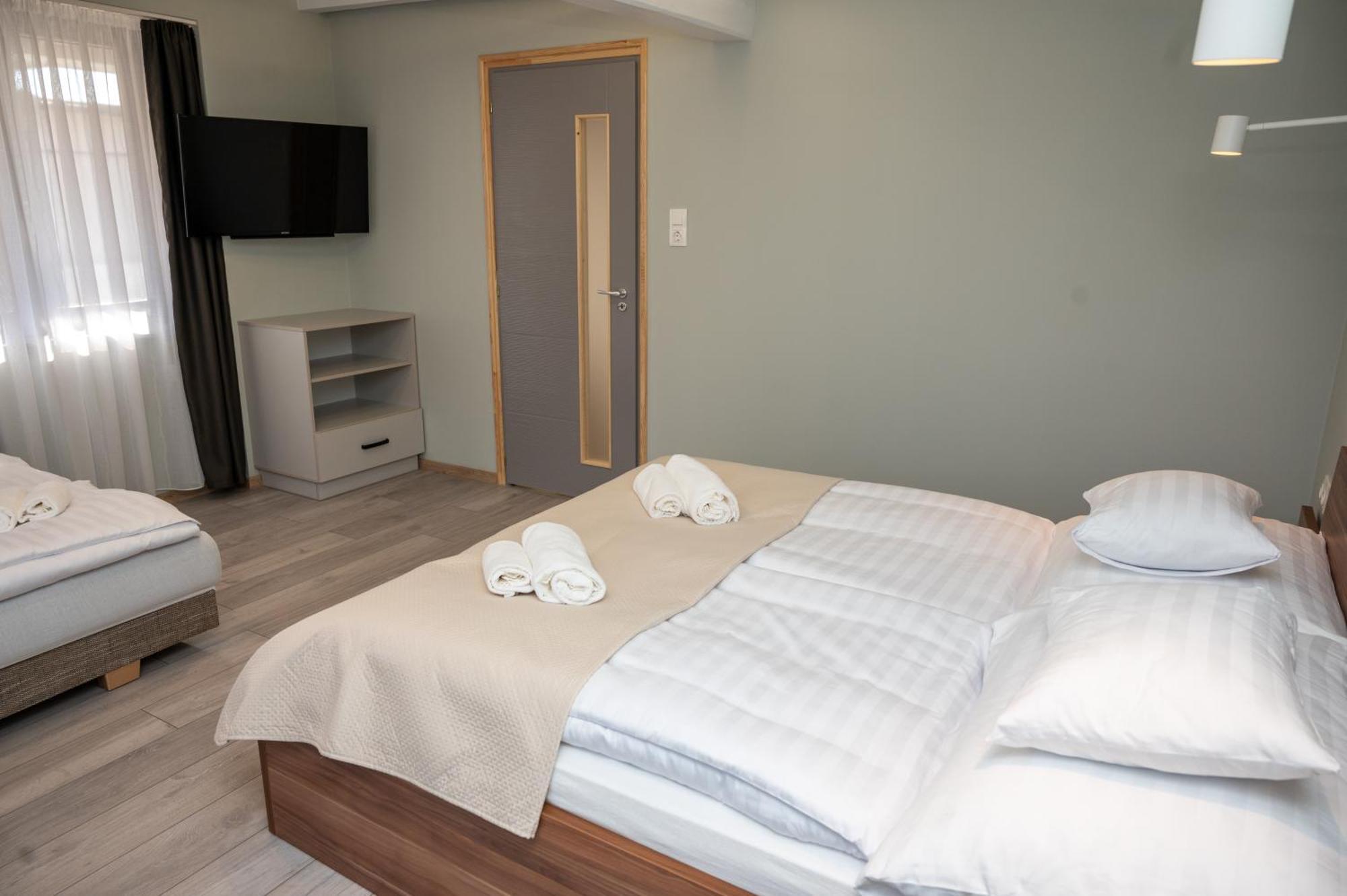 Tuenderkert Apartman Gyula Exteriér fotografie