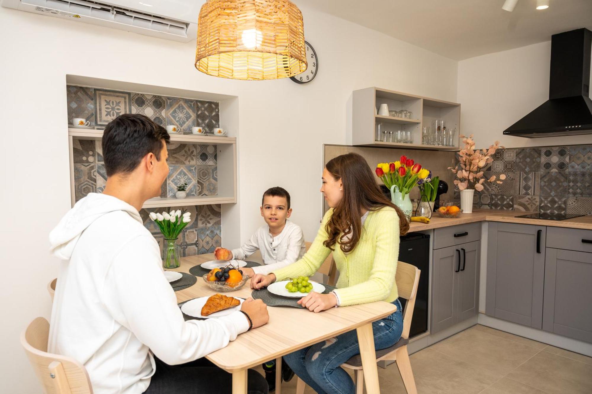 Tuenderkert Apartman Gyula Exteriér fotografie